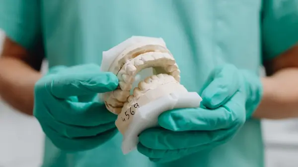 Como Funciona a Produção de Próteses Dentárias?